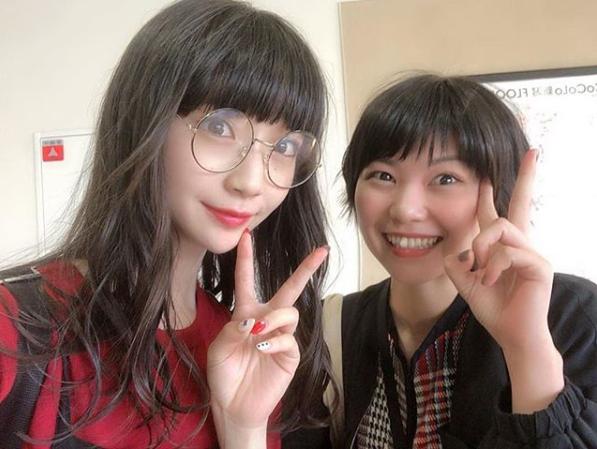 荻野由佳とMegu（画像は『ぽんちゃさん　2018年9月23日付Instagram「東京への移動中におぎゆかちゃんとばったりと」』のスクリーンショット）