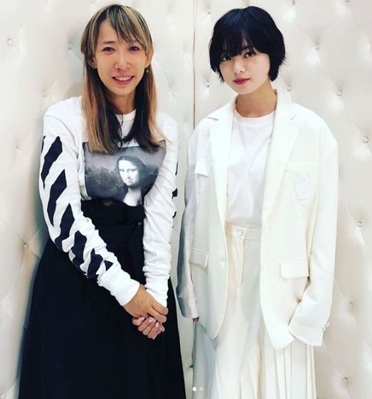 蜷川実花と平手友梨奈（画像は『ninagawamika　2018年9月10日付Instagram「今週のAERA は平手友梨奈ちゃん。」』のスクリーンショット）