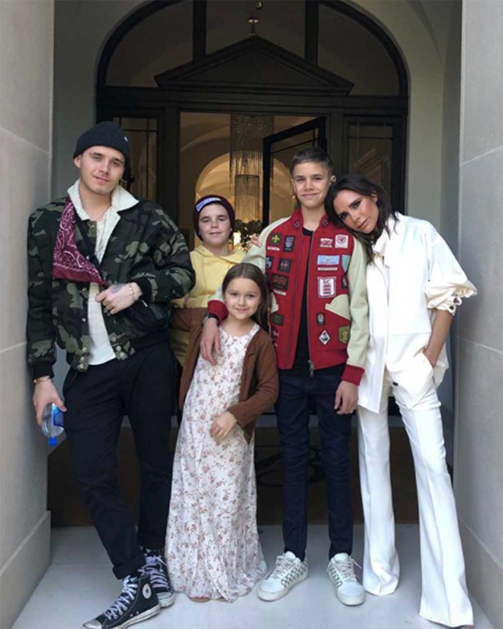 愛する4人の子供たちとヴィクトリア（画像は『Victoria Beckham　2018年4月16日付Instagram「Birthday eve with my babies x love u so much ＠davidbeckham kisses x」』のスクリーンショット）