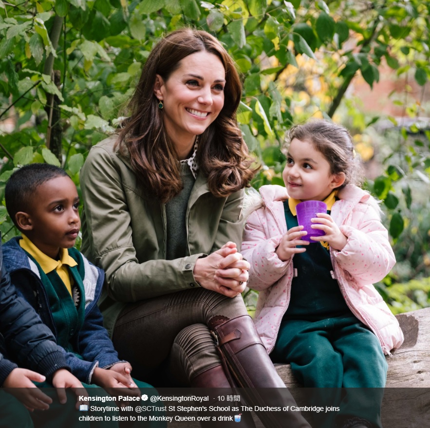 素敵な笑顔で児童にも大人気のキャサリン妃（画像は『Kensington Palace 2018年10月2日付Twitter「Storytime with ＠SCTrust St Stephen’s School as The Duchess of Cambridge joins children to listen to the Monkey Queen over a drink」』のスクリーンショット）