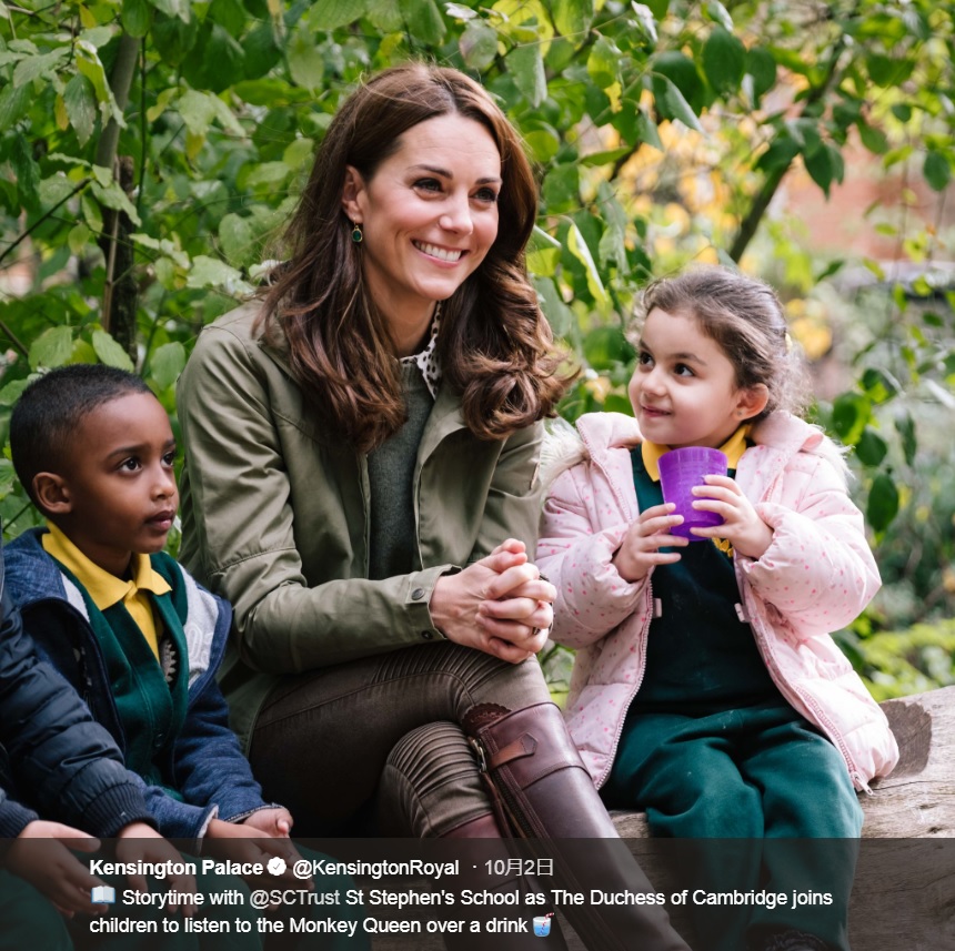 キャサリン妃、この日着用したブラントが明らかに（画像は『Kensington Palace　2018年10月2日付Twitter「Storytime with ＠SCTrust St Stephen’s School as The Duchess of Cambridge joins children to listen to the Monkey Queen over a drink」』のスクリーンショット）