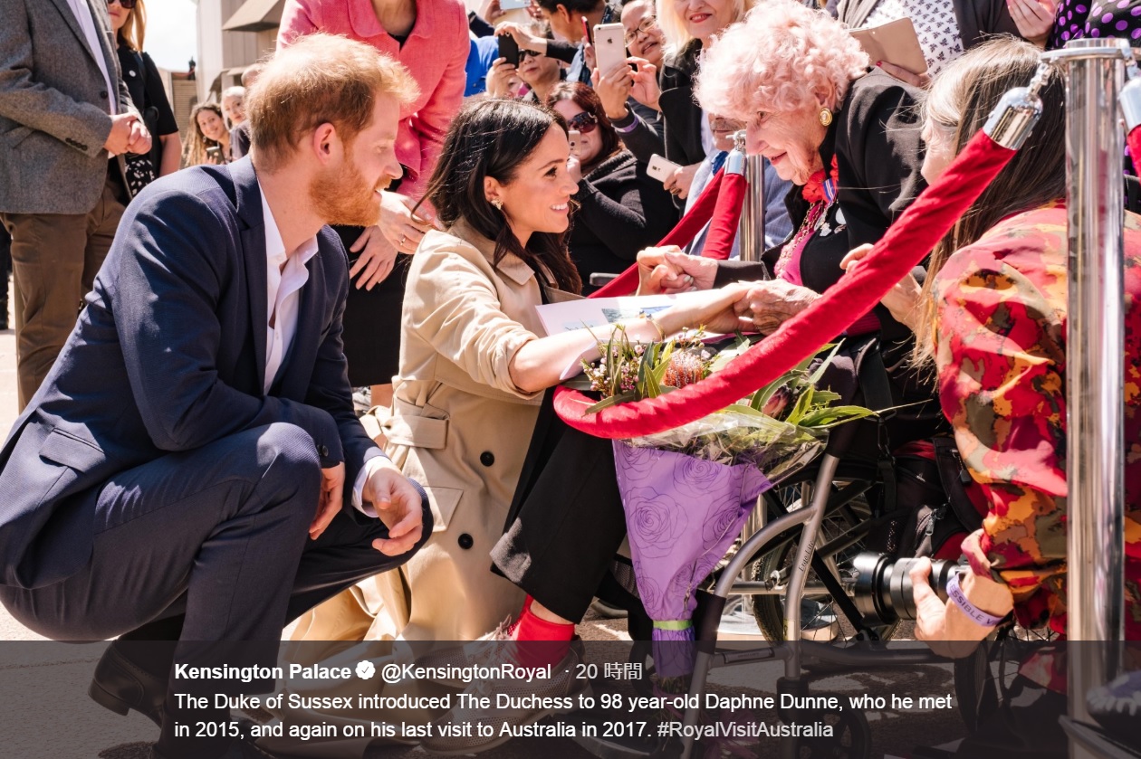 ヘンリー王子夫妻と対面し歓喜する98歳のダフニさん（画像は『Kensington Palace　2018年10月15日付Twitter「The Duke of Sussex introduced The Duchess to 98 year-old Daphne Dunne, who he met in 2015, and again on his last visit to Australia in 2017.」』のスクリーンショット）