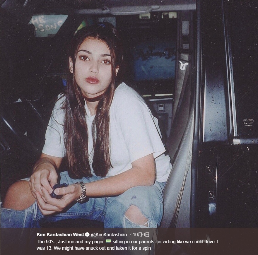 90年代のあどけないキム（画像は『Kim Kardashian West　2018年10月6日付Twitter「The 90’s . Just me and my pager sitting in our parents car acting like we could drive.」』のスクリーンショット）