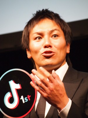 【エンタがビタミン♪】狩野英孝、サンド伊達に抗議「早くガラケーからスマホに変えて！」