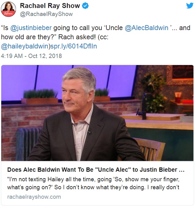 姪ヘイリー＆ジャスティンについて語るアレック（画像は『Rachael Ray Show 2018年10月11日付Twitter「“Is ＠justinbieber going to call you ‘Uncle ＠AlecBaldwin’... and how old are they?”」』のスクリーンショット）