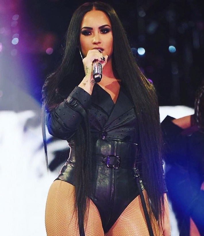 デミのステージ復帰を願うファンの声も多々（画像は『Demi Lovato　2018年6月1日付Instagram「Long hair, she don’t care..」』のスクリーンショット）