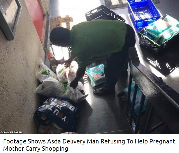 妊婦が「2階まで運んでほしい」と頼むも断ったスーパー配達員（画像は『real fix　2018年10月1日付「Footage Shows Asda Delivery Man Refusing To Help Pregnant Mother Carry Shopping」（SWNS/REALFIX）』のスクリーンショット）