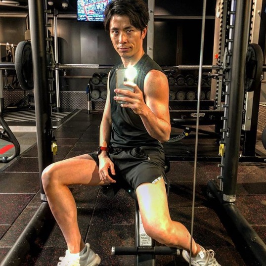 筋肉を披露した藤森慎吾（画像は『藤森慎吾（オリラジ）　2018年10月13日付Instagram「＃これだねみんなが欲しいヤツは」』のスクリーンショット）