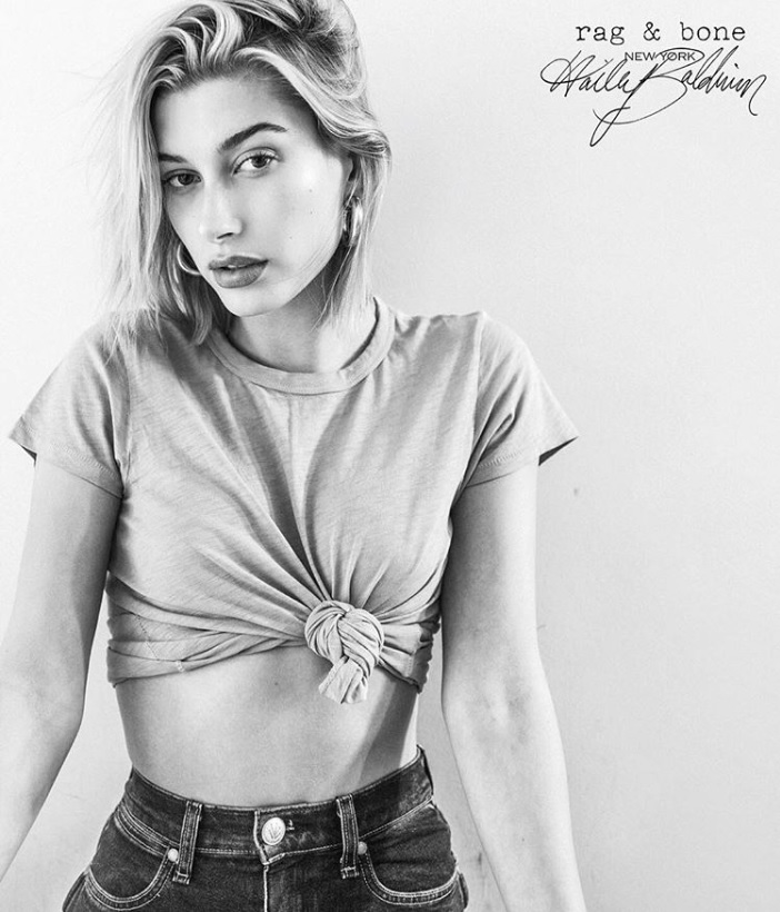 インスタ炎上中のヘイリー・ボールドウィン（画像は『Hailey Baldwin　2018年4月24日付Instagram「＠ragandbone is giving away a pair of jeans a day.」』のスクリーンショット）