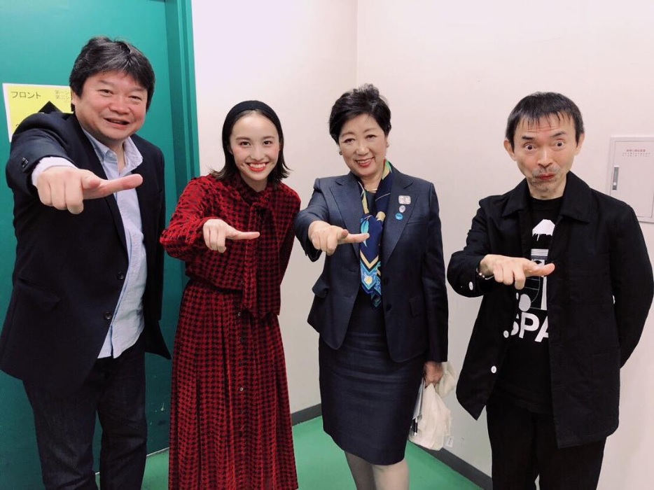 本広克行氏、百田夏菜子、小池百合子知事、宮城聰氏（画像は『百田夏菜子 ももいろクローバーZ　2018年10月24日付Instagram「未来が楽しみになる。そんなとっても贅沢な時間でした…！」』のスクリーンショット）