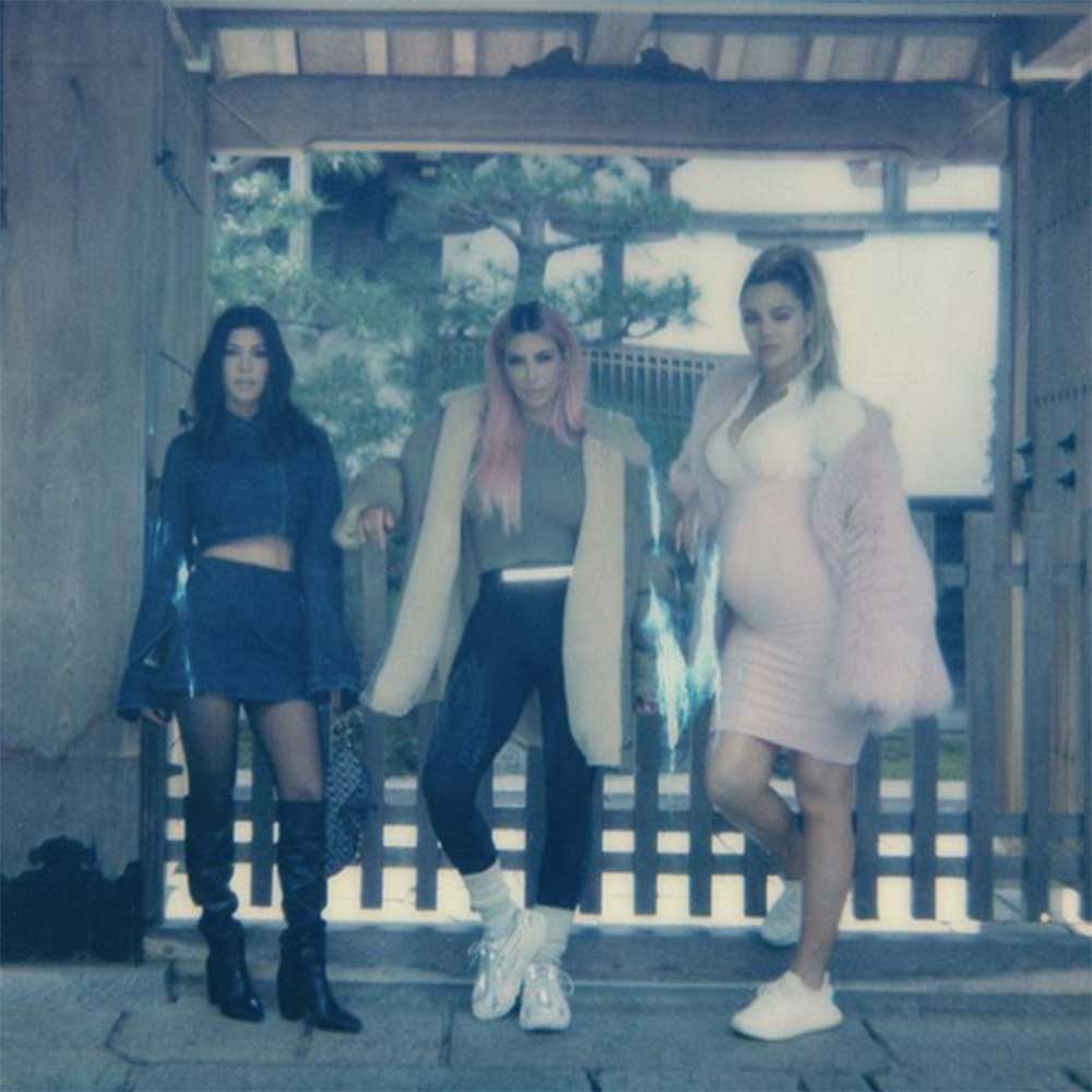 コートニー、キム、クロエ、日本滞在を満喫したものの…（画像は『Kim Kardashian West　2018年3月13日付Instagram「Sisters Take Tokyo」』のスクリーンショット）