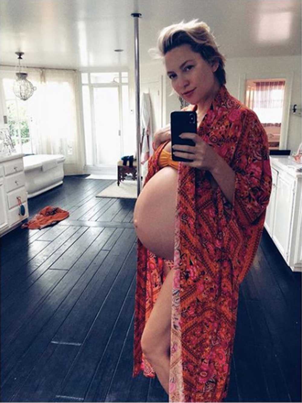 妊娠中だった頃のケイト・ハドソン（画像は『Kate Hudson　2018年9月5日付Instagram「＃Outie」』のスクリーンショット）