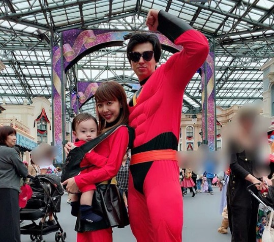 仮装してキメたアレク＆川崎希と息子（画像は『ALEXANDER（アレクサンダー）　2018年10月8日付Instagram「やっぱりパークインしたぞ!!」』のスクリーンショット）