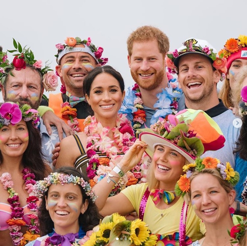 メーガン妃とヘンリー王子、「OneWave」メンバー達と一緒に（画像は『Kensington Palace　2018年10月19日付Instagram「Founded at Bondi Beach in 2013, the ＠OneWaveisAllitTakes community has now spread to more than 100 beaches in over 20 countries, giving 10,000 people the chance to speak openly about mental health」』のスクリーンショット）