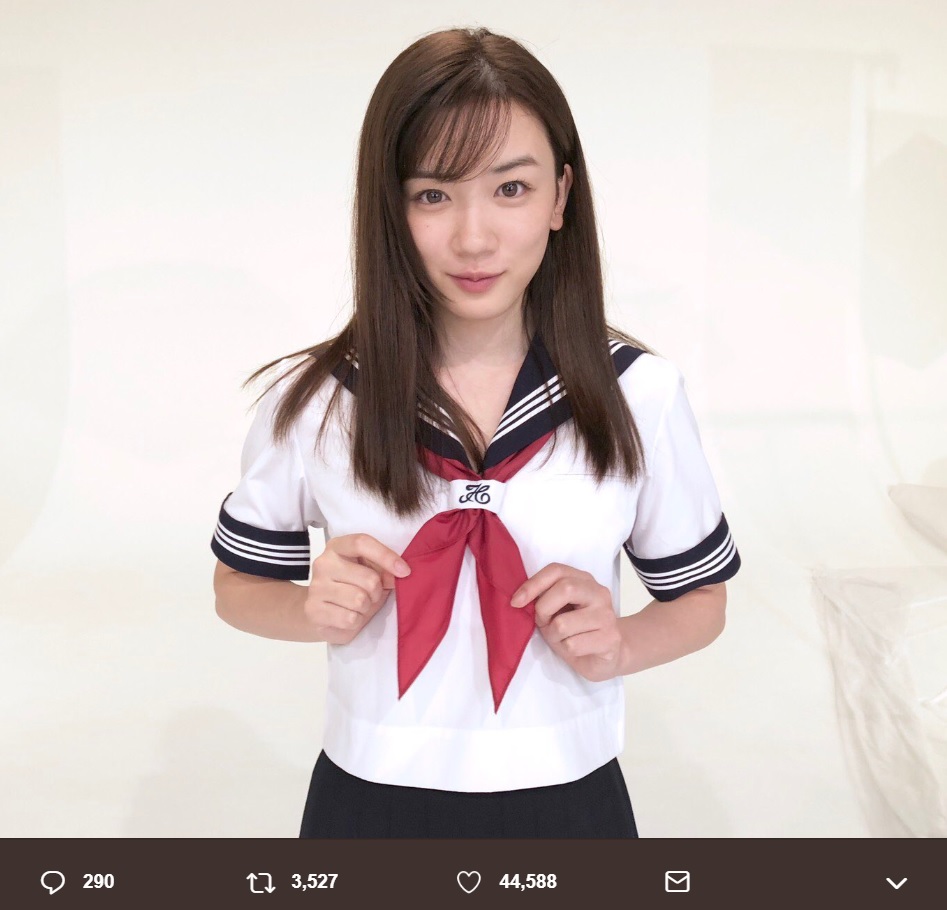 セーラー服姿の永野芽郁（画像は『永野芽郁　2018年10月15日付Twitter「これ、意外とレアな制服なんです。」』のスクリーンショット）