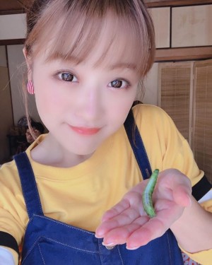 【エンタがビタミン♪】鈴木奈々、芋虫とのツーショットに　「どんな相手でも全力で仕事するよね！」の声