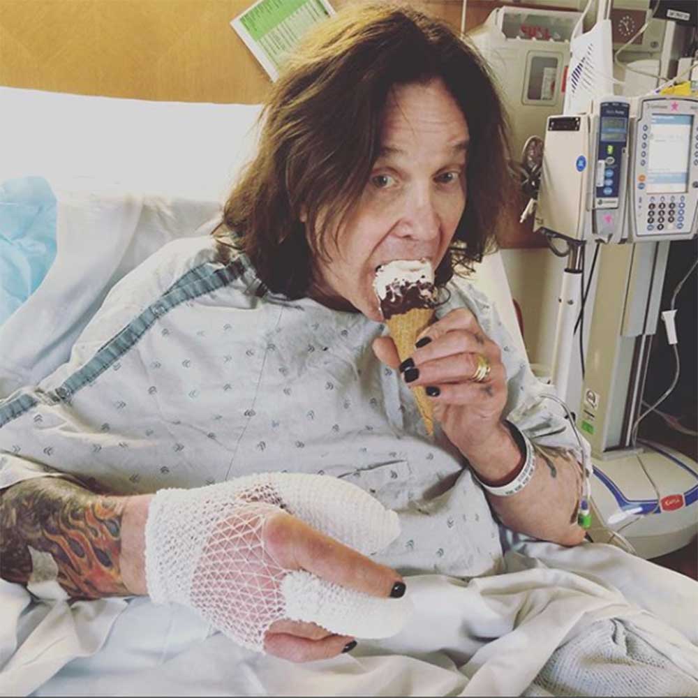 入院中のオジー・オズボーン（画像は『Ozzy Osbourne　2018年10月6日付Instagram「Feeling better after surgery. Ice cream helps」』のスクリーンショット）