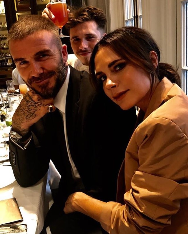 豪邸を売却したデヴィッド＆ヴィクトリア・ベッカム夫妻（画像は『Victoria Beckham　2018年9月16日付Instagram「Just having lunch with family then excited to meet u all at my store at 3pm today!!」』のスクリーンショット）