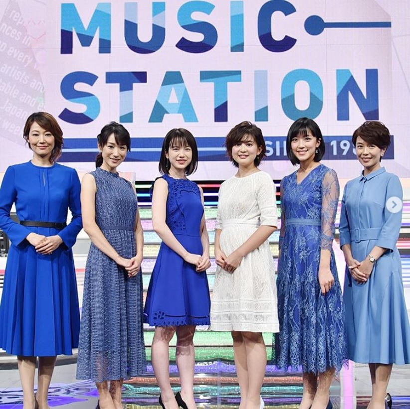 先輩と並ぶ『Mステ』新サブＭＣの並木万里菜アナ（右から3人目）（画像は『竹内由恵（公式）　2018年10月19日付Instagram「今日のMステ2時間SPから並木万里菜アナウンサーが新サブMCとして登場します！」』のスクリーンショット）