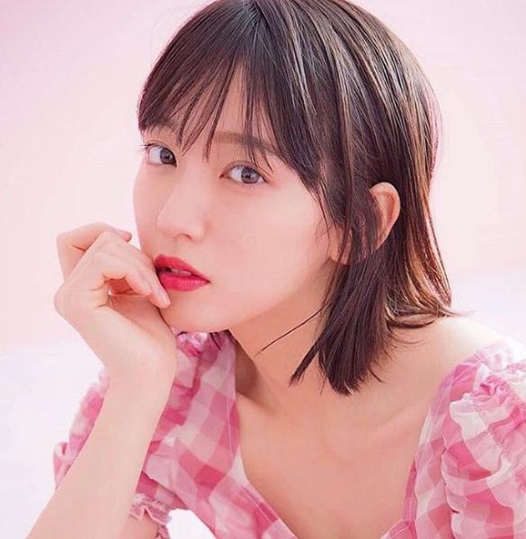 吉岡里帆、雑誌のグラビアショット（画像は『吉岡里帆　2018年9月24日付Instagram「sweet×COCODEAL連載」』のスクリーンショット）