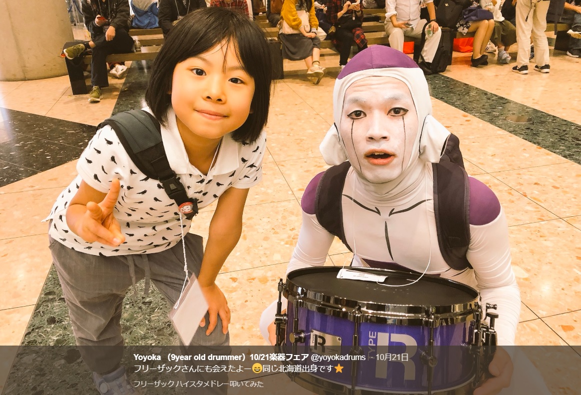 よよかとフリーザック（画像は『Yoyoka（9year old drummer）　2018年10月21日付Twitter「フリーザックさんにも会えたよー」』のスクリーンショット）