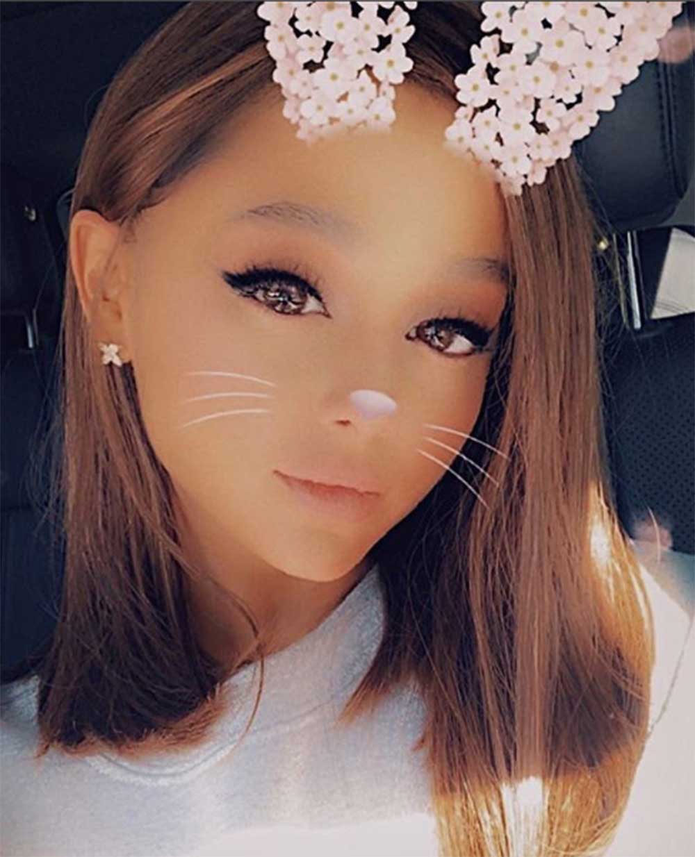 アリアナがミディアムヘアに（画像は『Ariana Grande　2018年11月15日付Instagram』のスクリーンショット）