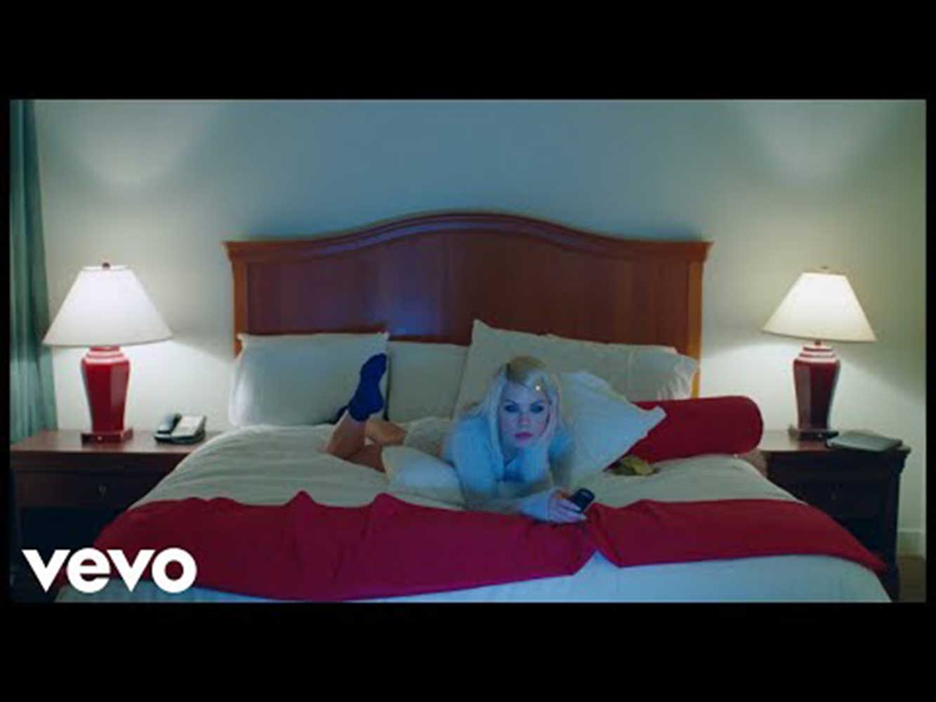 カーリー・レイ・ジェプセン、新MVではベッドの上でノリノリのダンスも（画像は『CarlyRaeMusic　2018年11月1日公開 YouTube「Carly Rae Jepsen - Party For One」』のサムネイル）