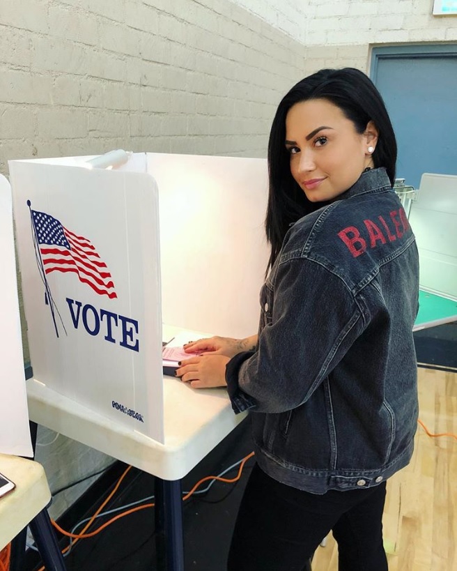投票場での元気な姿を披露したデミ（画像は『Demi Lovato　2018年11月6日付Instagram「I am so grateful to be home in time to vote!」』のスクリーンショット）