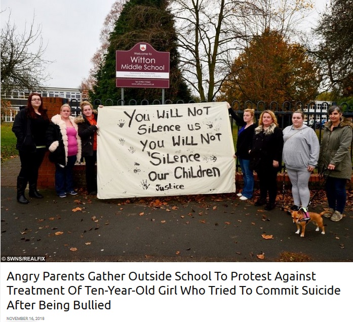 いじめに対する対応が不十分と親らが学校に抗議（画像は『real fix　2018年11月16日付「Angry Parents Gather Outside School To Protest Against Treatment Of Ten-Year-Old Girl Who Tried To Commit Suicide After Being Bullied」』のスクリーンショット）