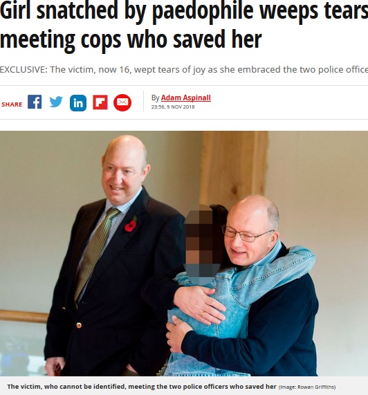 13年前に助けてくれた警官2人と再会した少女（画像は『Mirror　2018年11月9日付「Girl snatched by paedophile weeps tears of joy after meeting cops who saved her」（Image: Rowan Griffiths）』のスクリーンショット）