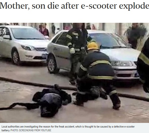 爆発から我が子を庇った母親が死亡、その4日後に息子も亡くなる（画像は『The Straits Times　2018年11月9日付「Mother, son die after e-scooter explodes in China」（PHOTO: SCREENGRAB FROM YOUTUBE）』のスクリーンショット）