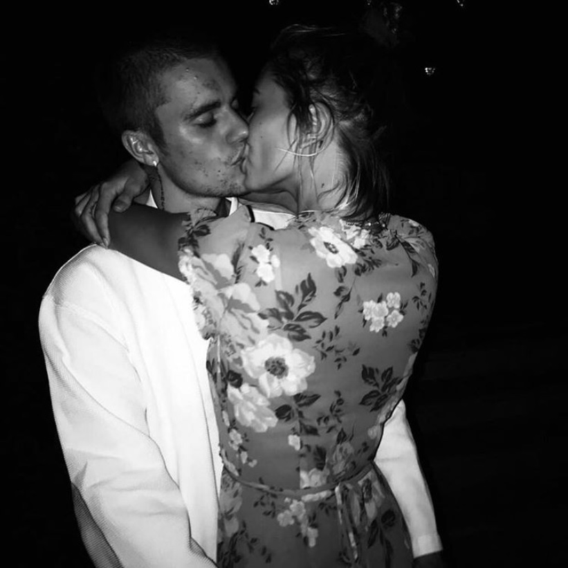 ヘイリーとのキスショットを公開したジャスティン（画像は『Justin Bieber　2018年11月10日付Instagram「Hunny buns punkin」』のスクリーンショット）