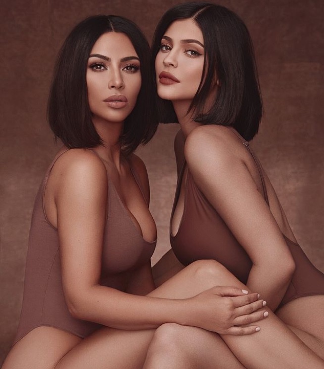 「双子みたい！」と好評の姉妹ショット（画像は『Kim Kardashian West　2018年11月15日付Instagram「KKW X KYLIE 2 COMING TO kyliecosmetics.com BLACK FRIDAY」』のスクリーンショット）