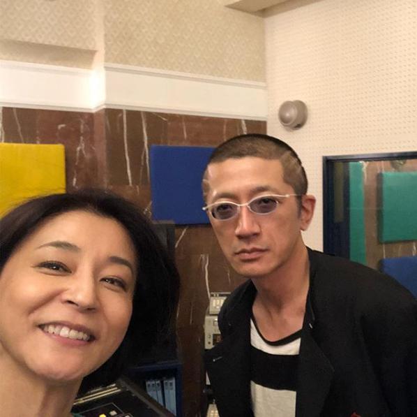 高嶋ちさ子と石田泰尚（画像は『Chisako Takashima　2018年11月26日付Instagram「人を見かけで判断しちゃいけないけど、この石田さんが、神奈川フィルハーモニーのコンサートマスターとは…」』のスクリーンショット）