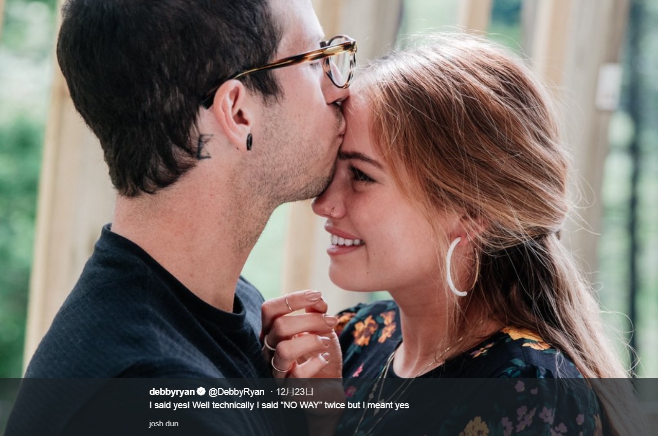 婚約したジョシュ・ダンとデビー・ライアン（画像は『debbyryan　2018年12月22日付Twitter「I said yes! Well technically I said “NO WAY” twice but I meant yes」』のスクリーンショット）