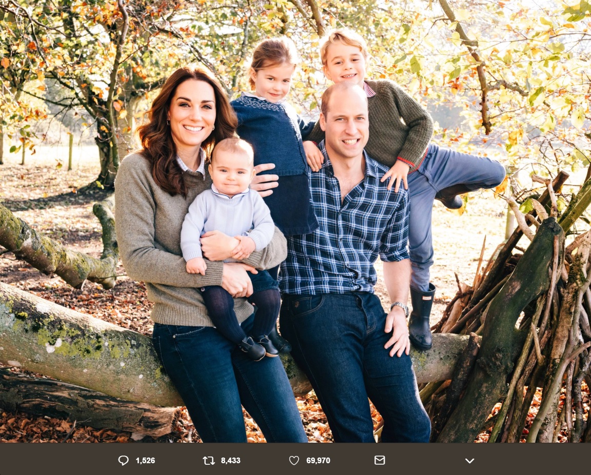 ウィリアム王子一家、今年の家族写真はカジュアルな装いで（画像は『Kensington Palace　2018年12月14日付Twitter「The Duke and Duchess of Cambridge are pleased to share a new photograph of their family.」』のスクリーンショット）