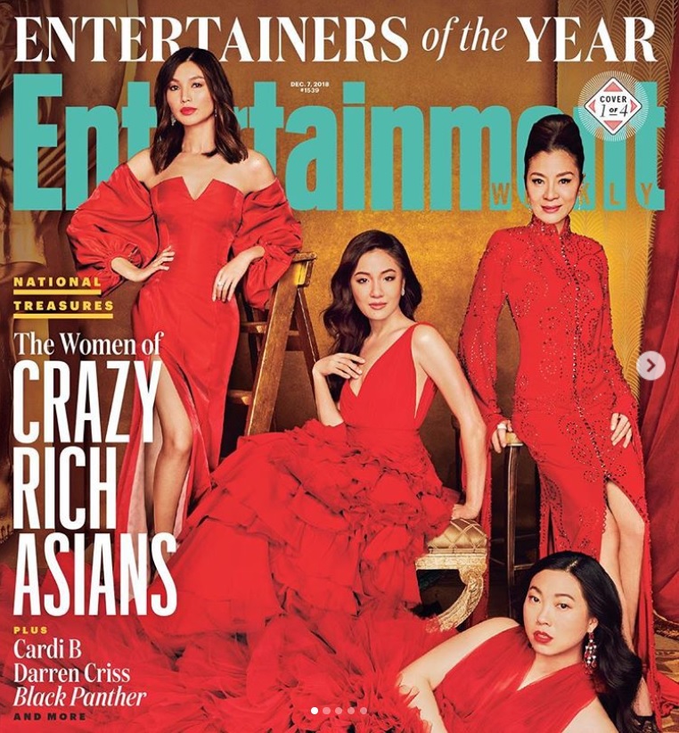 『クレイジー・リッチ！』出演の女優4人が揃った『Entertainment Weekly』表紙（画像は『Constance Wu　2018年11月29日付Instagram「Happy Holidays from the ladies of ＠crazyrichasians and ＠entertainmentweekly」』のスクリーンショット）