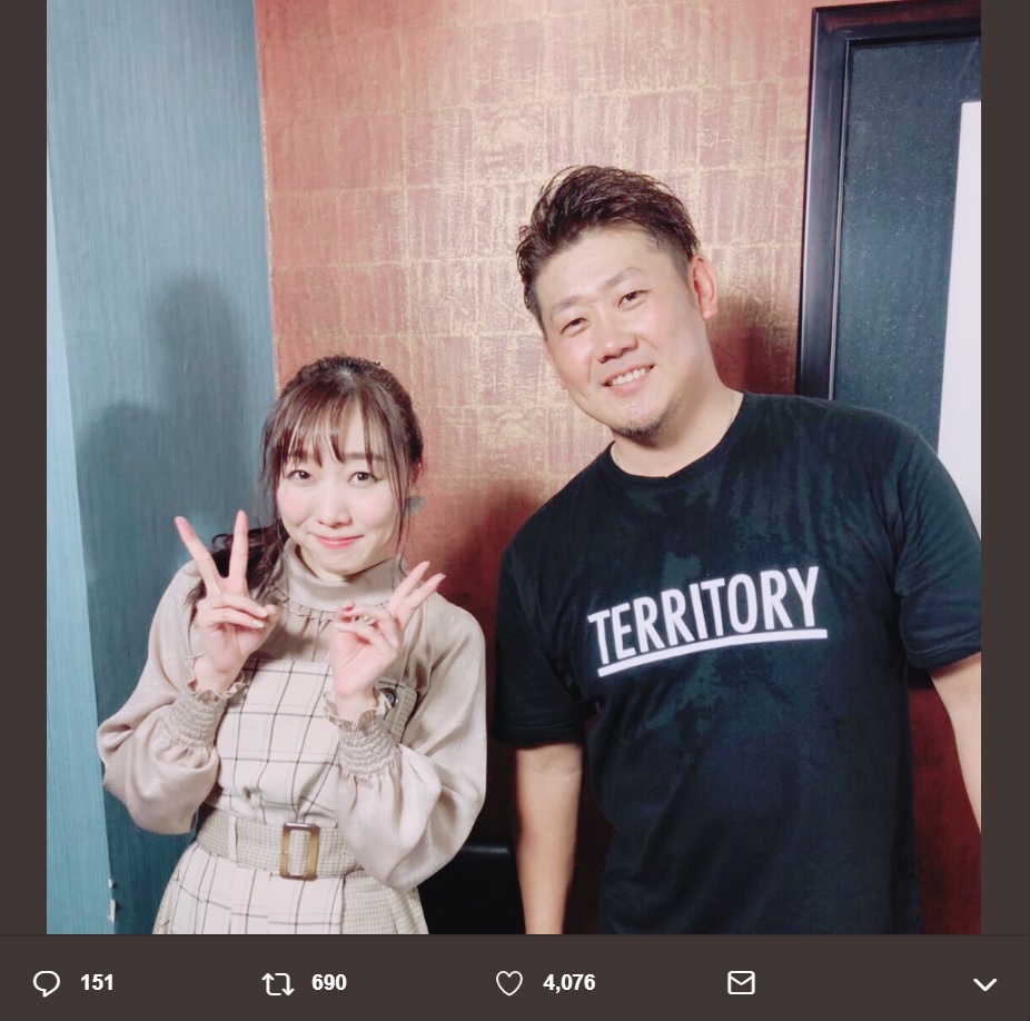 須田亜香里と松坂大輔投手（画像は『須田亜香里（SKE48）　2018年12月3日付Twitter「激辛料理で顔が真っ赤になってしまいましたが…松坂大輔さんと2ショット」』のスクリーンショット）