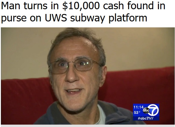 大金入りのシャネルのバッグを見つけた男性（画像は『abc7NY　2018年12月21日付「Man turns in ＄10,000 cash found in purse on UWS subway platform」』のスクリーンショット）