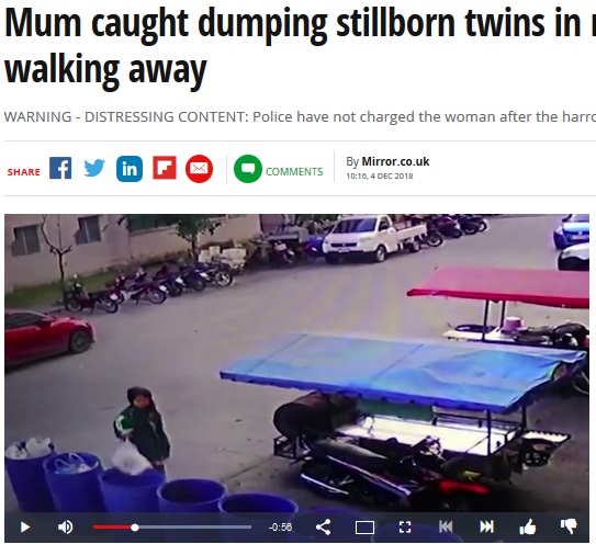死産した双子の赤ちゃんをゴミ箱に捨てた母親の姿が捉えられる（画像は『Mirror　2018年12月4日付「Mum caught dumping stillborn twins in rubbish bin before walking away」（Image: ViralPress）』のスクリーンショット）
