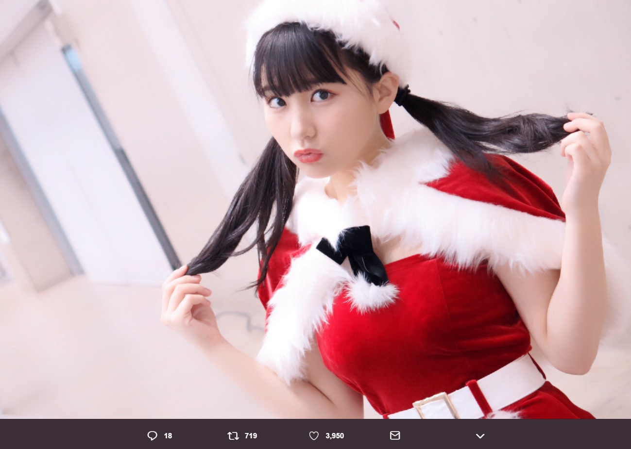 田中美久が握手会で着たサンタ衣装（画像は『HKT48　2018年12月23日付Twitter「AKB48 53rdシングル劇場盤発売記念大握手会＠幕張メッセ」』のスクリーンショット）