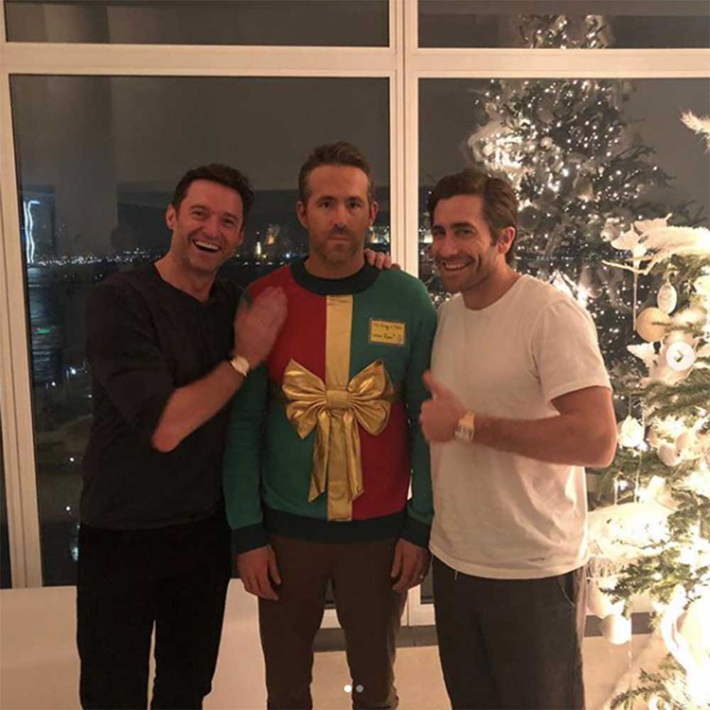 イタズラの標的になったライアン・レイノルズ（中央）（画像は『Ryan Reynolds　2018年12月20日付Instagram「These fucking assholes said it was a sweater party.」』のスクリーンショット）