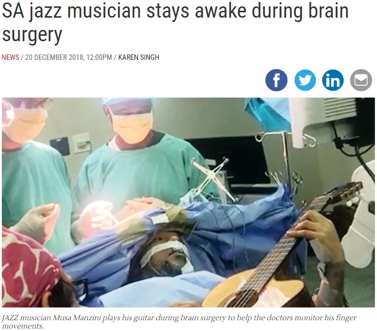 手術中にギターを弾き続けるジャズミュージシャン（画像は『IOL　2018年12月20日付「SA jazz musician stays awake during brain surgery」』のスクリーンショット）