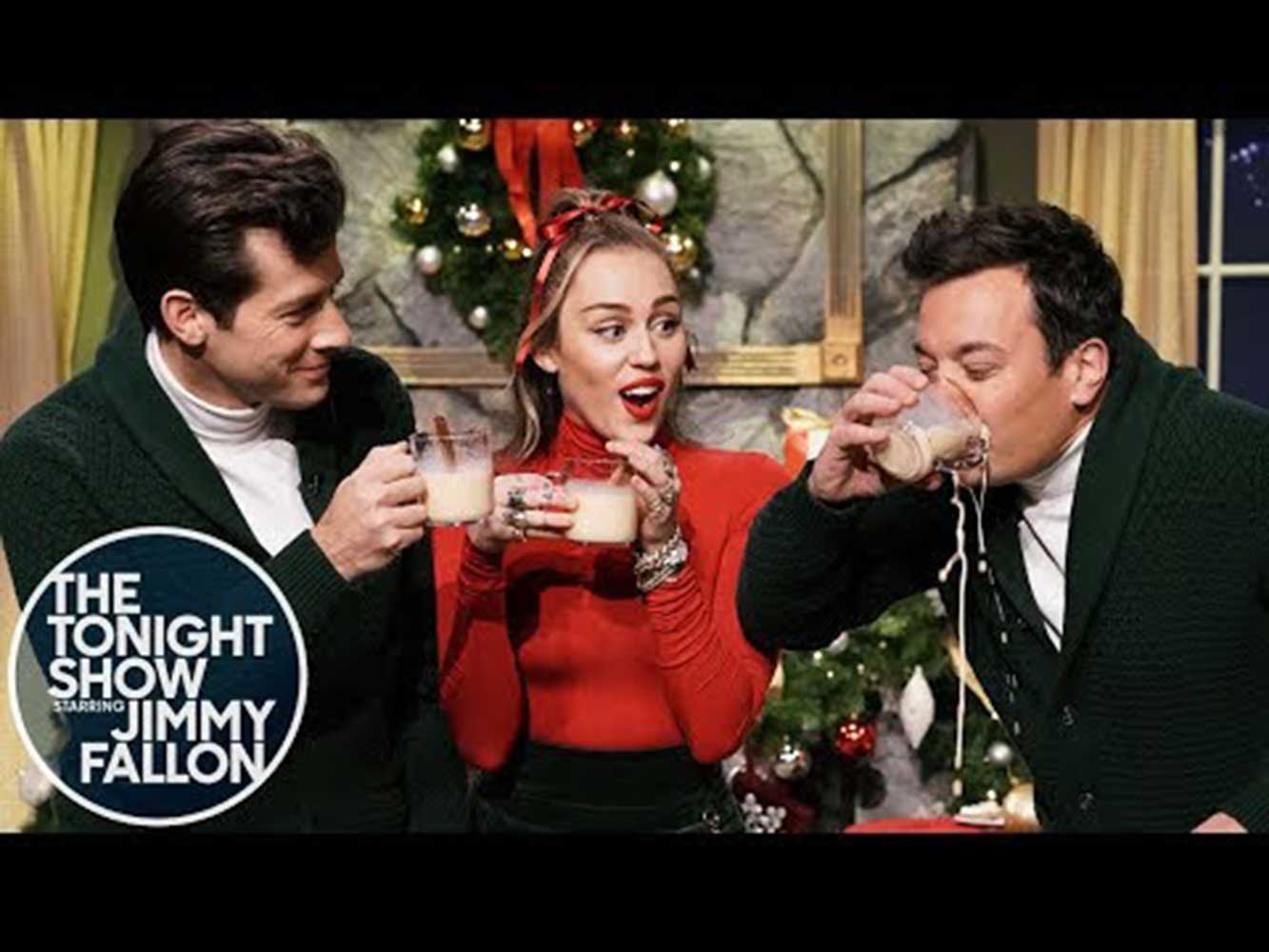 『サンタ・ベイビー』の替え歌を披露したマイリー・サイラス（画像は『The Tonight Show Starring Jimmy Fallon　2018年12月20日公開 YouTube「Miley Cyrus Updates “Santa Baby” for 2018 with Mark Ronson and Jimmy Fallon」』のサムネイル）