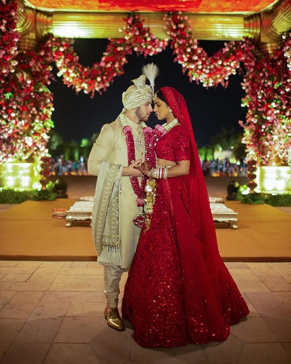 インド様式の正装姿で結婚式を挙げたニック＆プリヤンカー（画像は『Nick Jonas　2018年12月4日付Instagram「Happiest day of my life.」』のスクリーンショット）