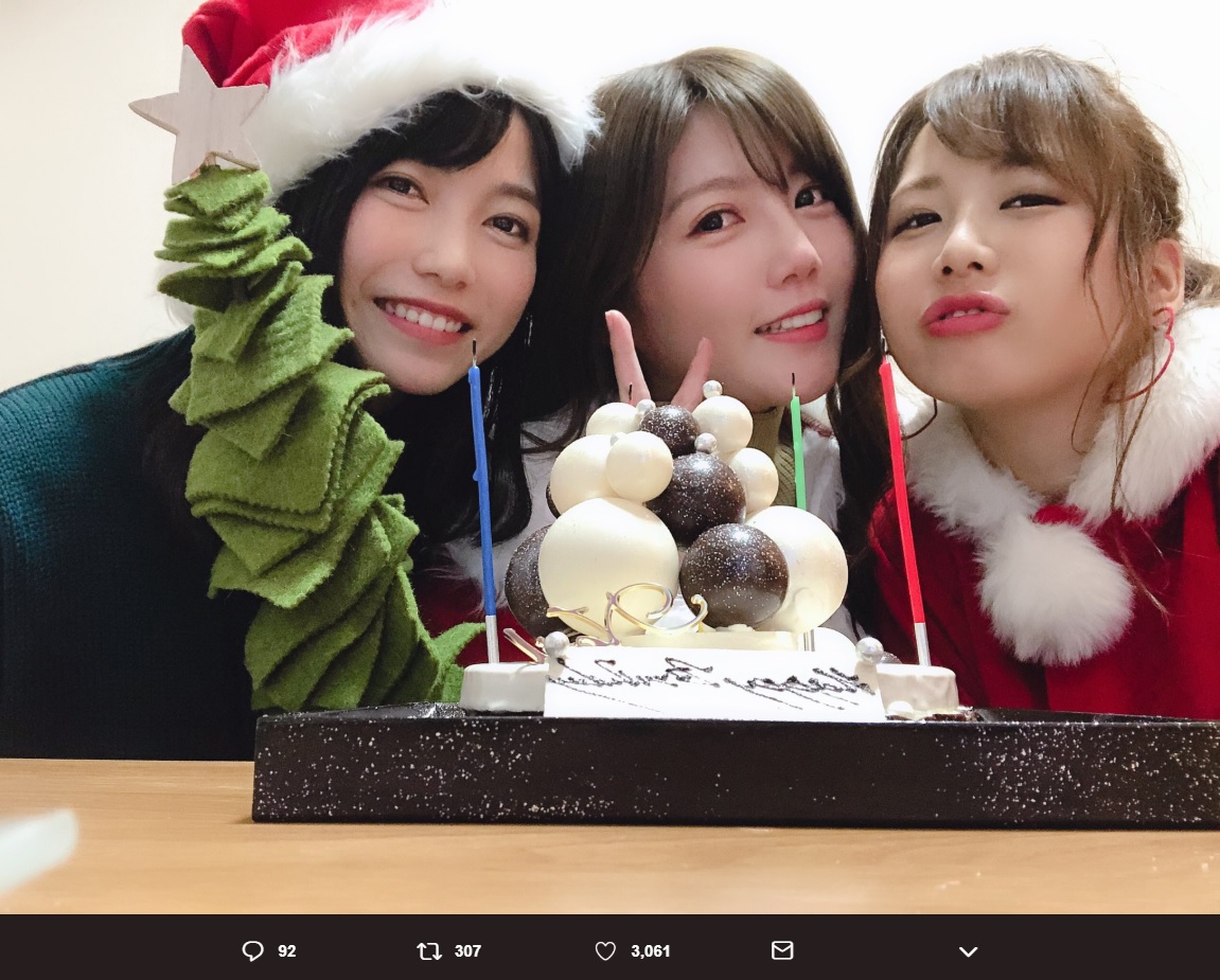 横山由依、宮崎美穂、大家志津香（画像は『大家志津香（しーちゃん）　2018年12月26日付Twitter「そしてサプライズでお誕生日お祝いしてくれた…」』のスクリーンショット）