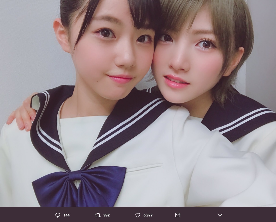 瀧野由美子と岡田奈々（画像は『瀧野由美子　2018年12月27日付Twitter「岡田奈々さん生誕祭」』のスクリーンショット）