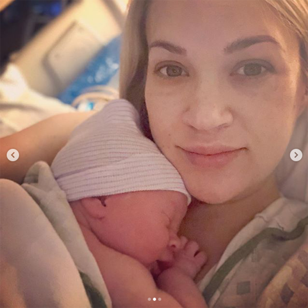 2児のママになったキャリー・アンダーウッド（画像は『Carrie Underwood　2019年1月23日付Instagram「Jacob Bryan Fisher entered the world in the wee hours of the morning on Monday...」』のスクリーンショット）