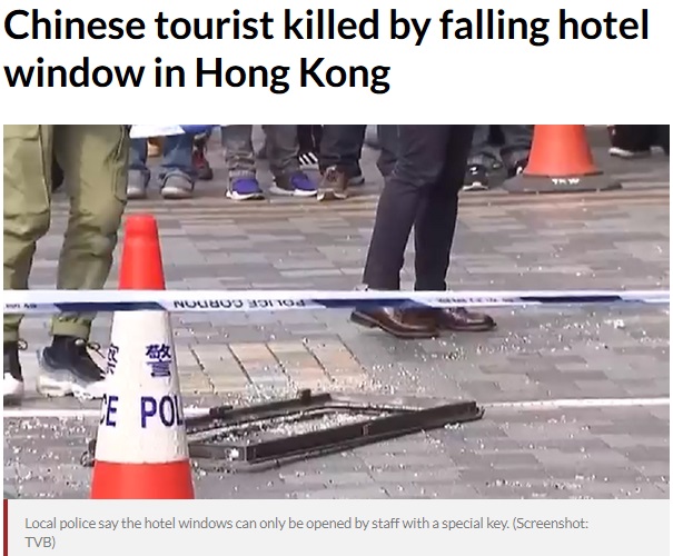 ホテル16階の窓が落下し中国人観光客が死亡（画像は『Channel NewsAsia　2019年1月23日付「Chinese tourist killed by falling hotel window in Hong Kong」（TVB）』のスクリーンショット）