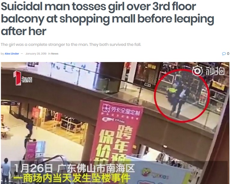 少女を投げ落とした男、自らも飛び降りる（画像は『shanghaiist　2019年1月28日付「Suicidal man tosses girl over 3rd floor balcony at shopping mall before leaping after her」』のスクリーンショット）